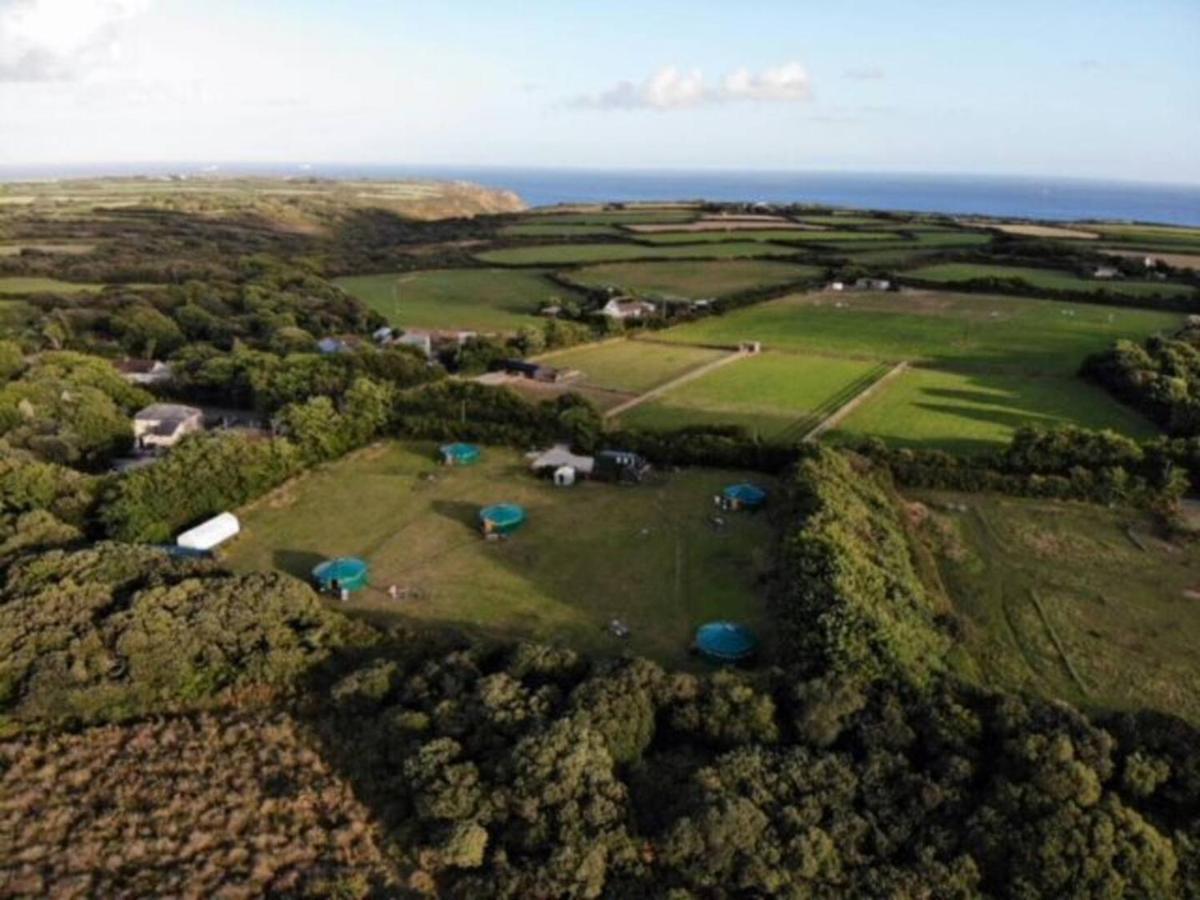 Alder Yurt Wych Elm Glamping Hotel Helston Esterno foto